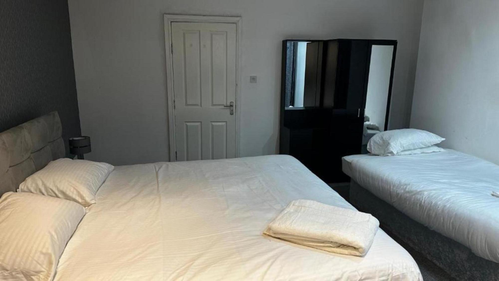 Hotel Oyo The Pleasant House Manchester Esterno foto